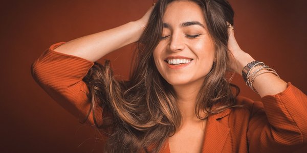 Cabello y cuero cabelludo en verano: cómo protegerlos del sol, el cloro y el mar