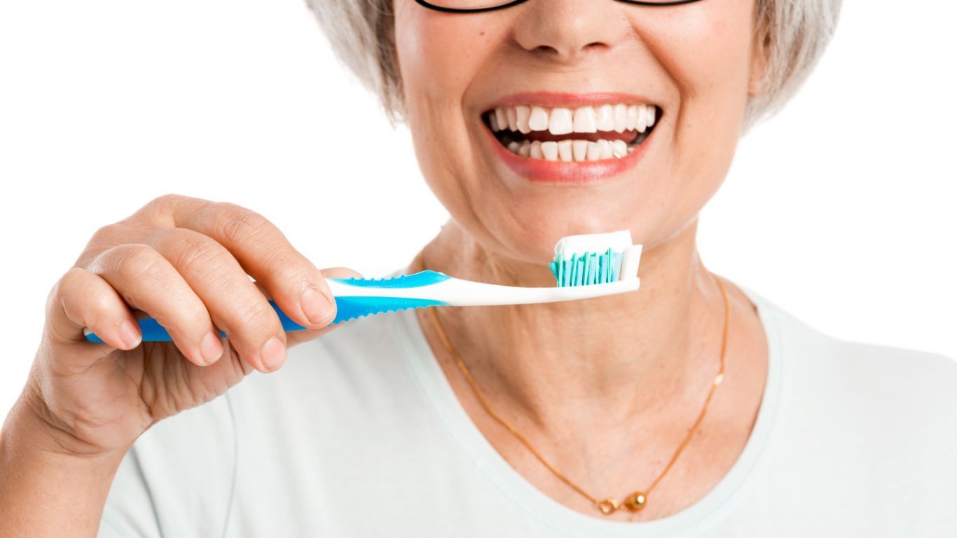 Manteniendo una Sonrisa Saludable: Cuidado Bucal en los Adultos Mayores